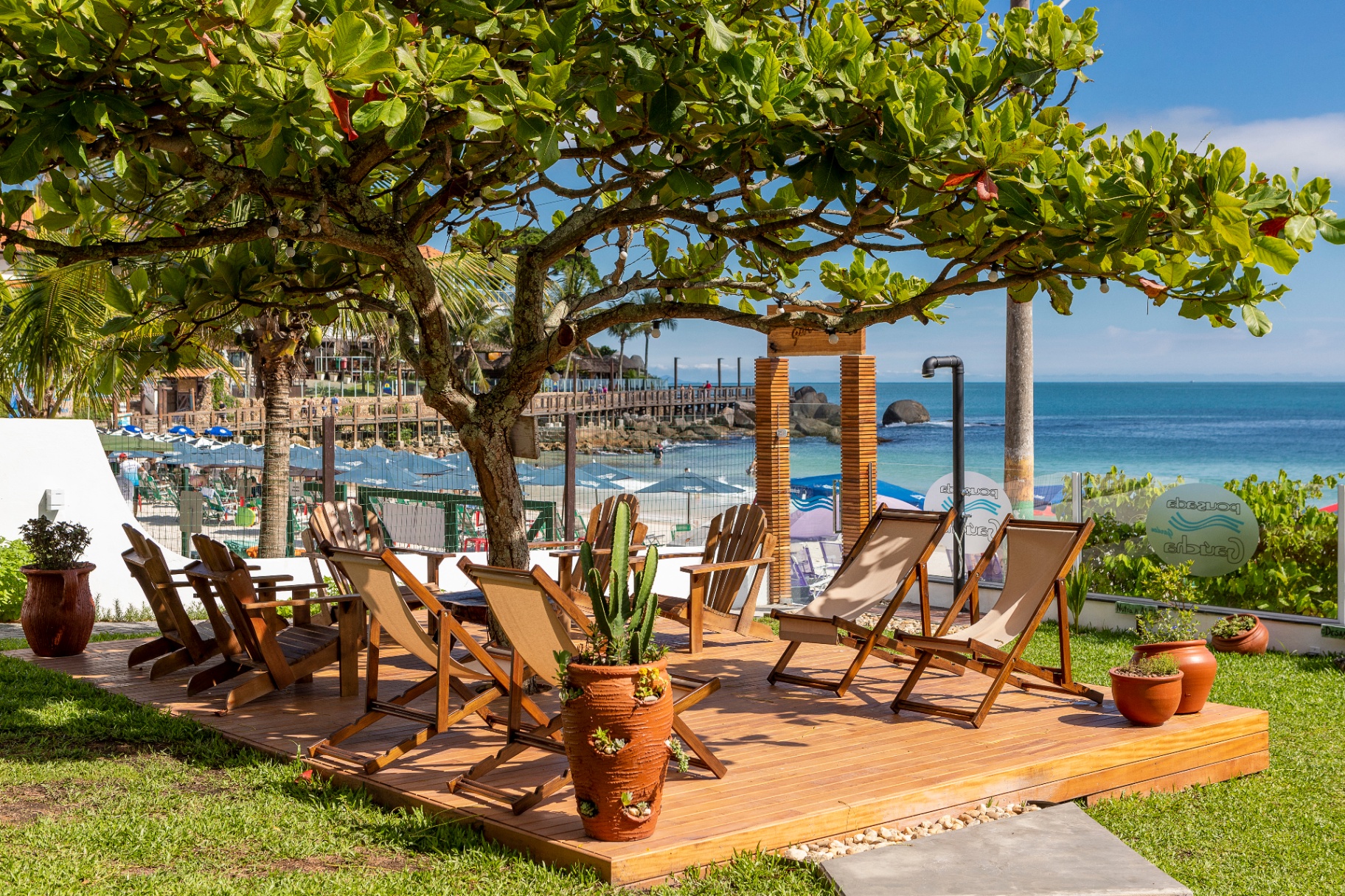 Deck com cadeiras e vista para a praia de Bombinhas