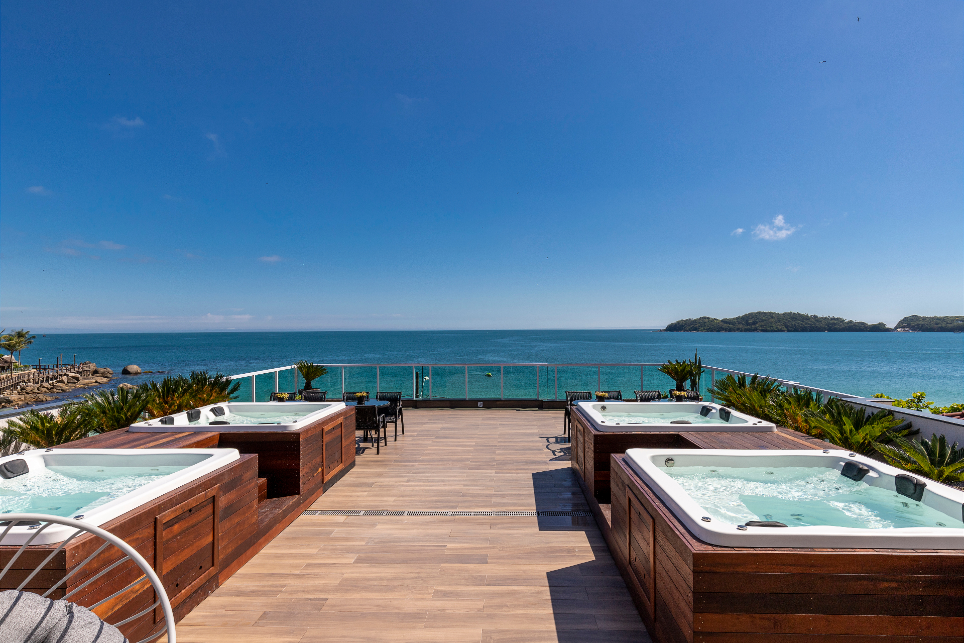 Rooftop com jacuzzis e vista panorâmica do mar